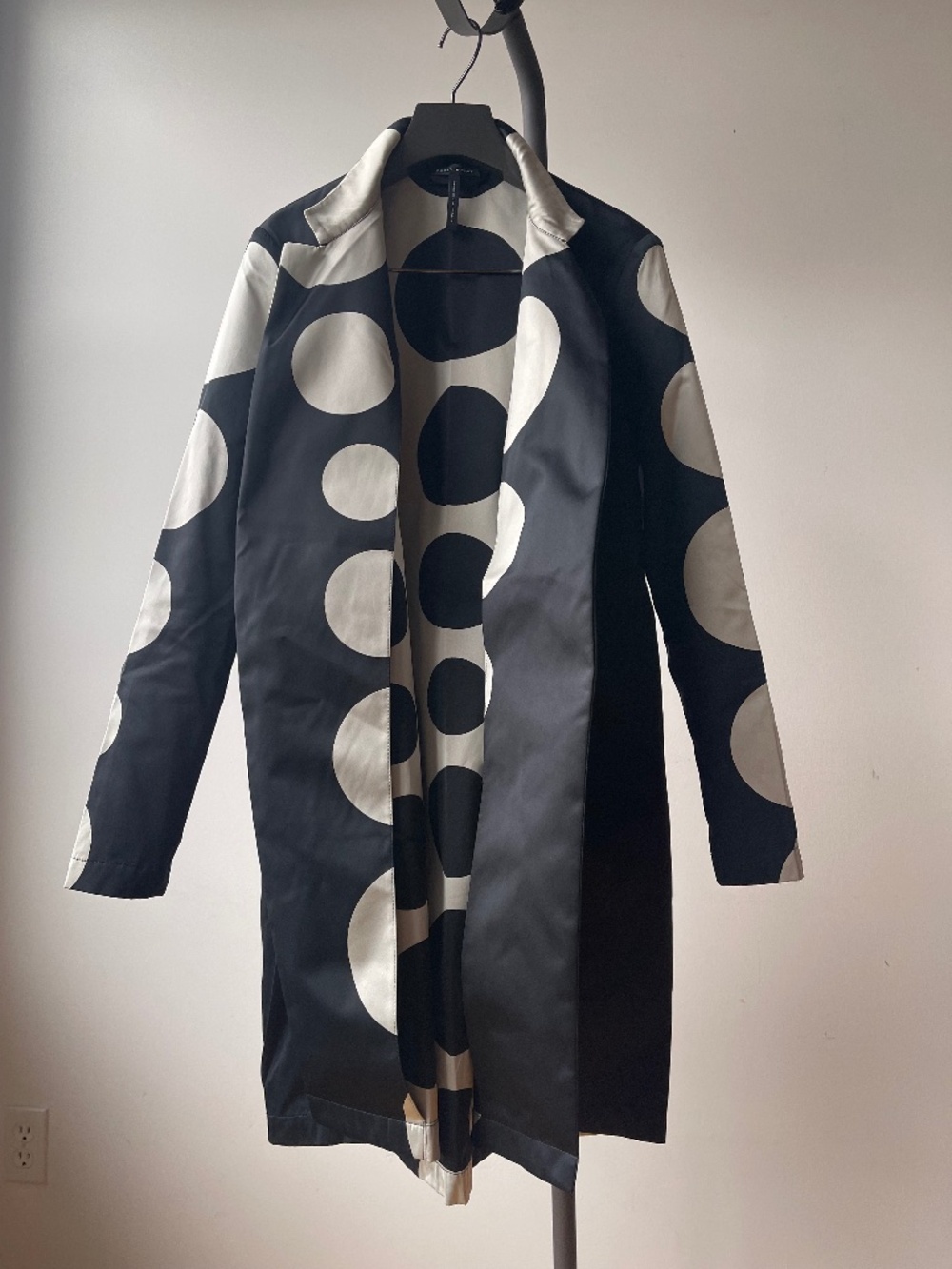 Sarah Pacini long polka dot coat // Sarah Pacini manteau long à pois noir/creme
